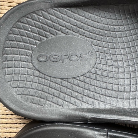 Oofos OOaah Dark Gray Metallic Slides Size 10 - Picture 2 of 5